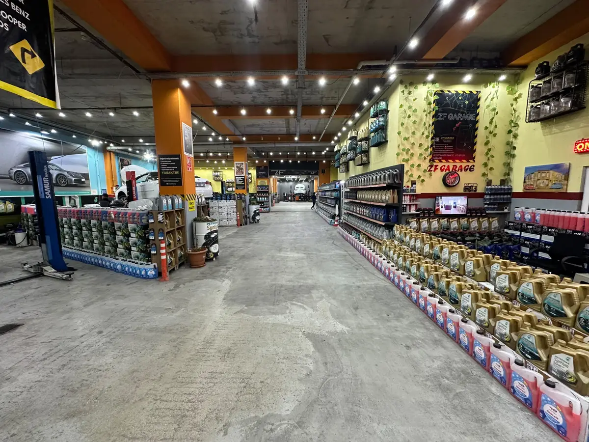 Motor yağı ve bakım ürünleri rafları