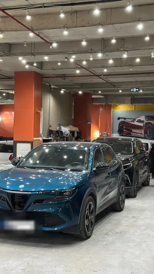 Servis salonunda işlem sırası bekleyen araçlar